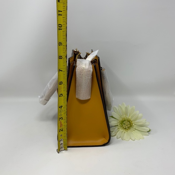 Michael Kors Hope Medium Messenger - Picture 5 of 10